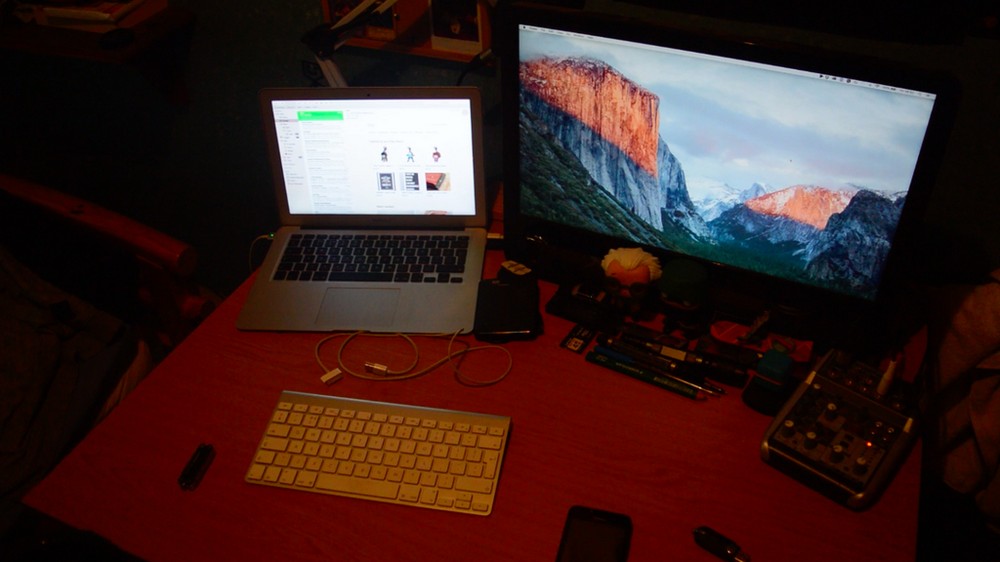 DIY Pallet Wood Monitor Stand