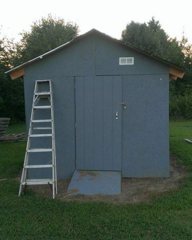 DIY Garden Tool Shed From Pallets