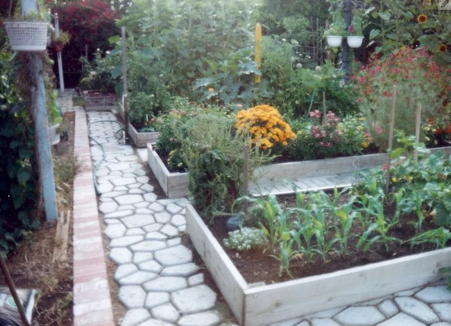 An Improved Raised Bed Garden