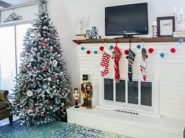 DIY Pom-Pom Garland