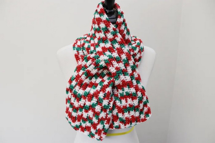 Christmas Keyhole Scarf