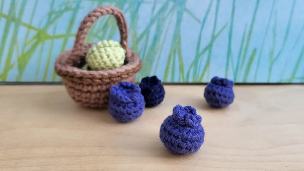 How to Crochet a Small Blueberry 1