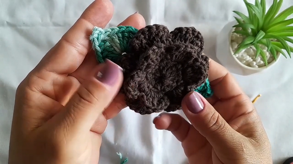 Vibrant Crochet Leaf Pattern 1