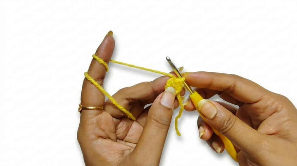Crochet Daisy Flower Hair Tie Pattern 1