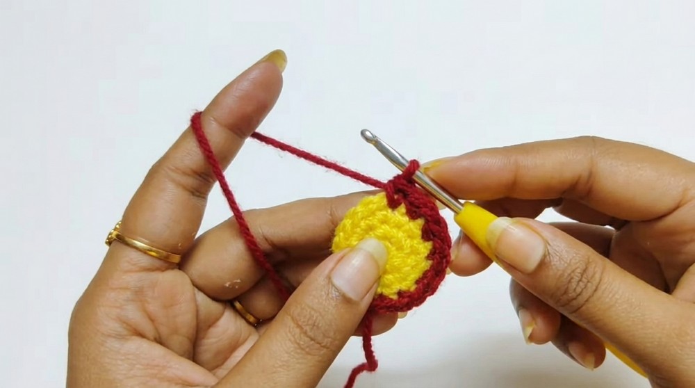 Crochet Daisy Flower Hair Tie Pattern 2