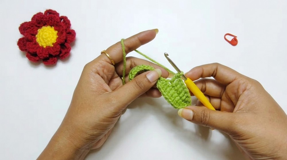 Crochet Daisy Flower Hair Tie Pattern 3