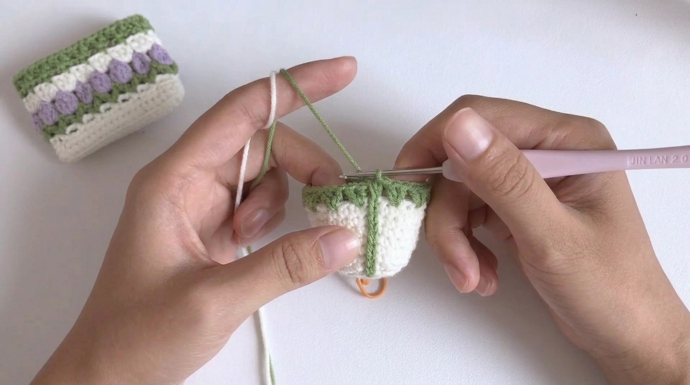 Crochet Tulip AirPods Case Pattern 2