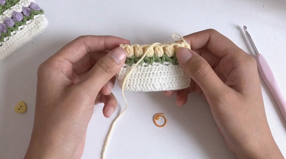 Crochet Tulip AirPods Case Pattern 3