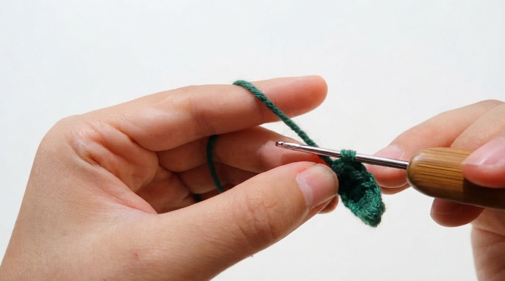How To Crochet Sunflower Brooch Applique 7