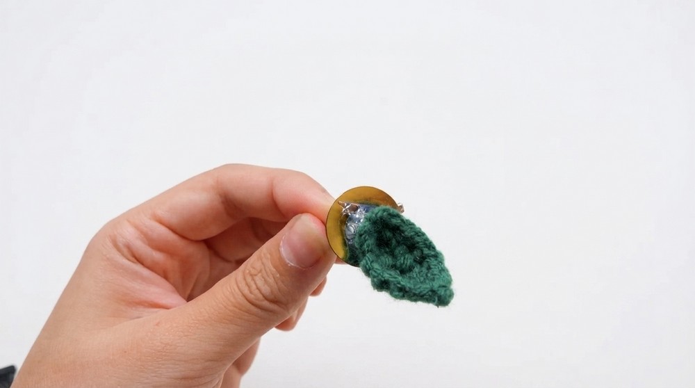 How To Crochet Sunflower Brooch Applique 9