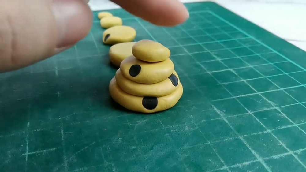 DIY Polymer Clay Beehive With Bees Tutorial 2