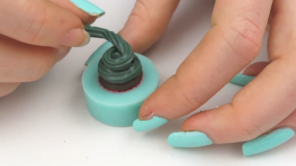 DIY Polymer Clay Christmas Tree Cupcake Tutorial 3